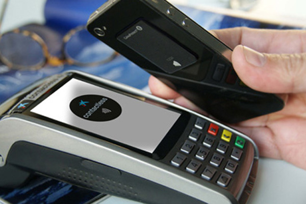 Альфа-банк и «Сбер» выпустят платежные стикеры для оплаты смартфоном