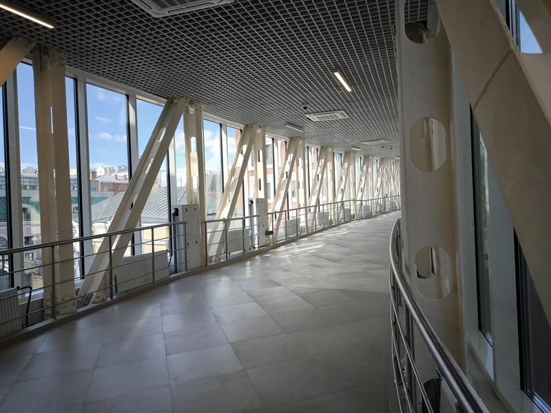 57-метровый пешеходный мост соединяет новый корпус и историческое здание музейного комплекса