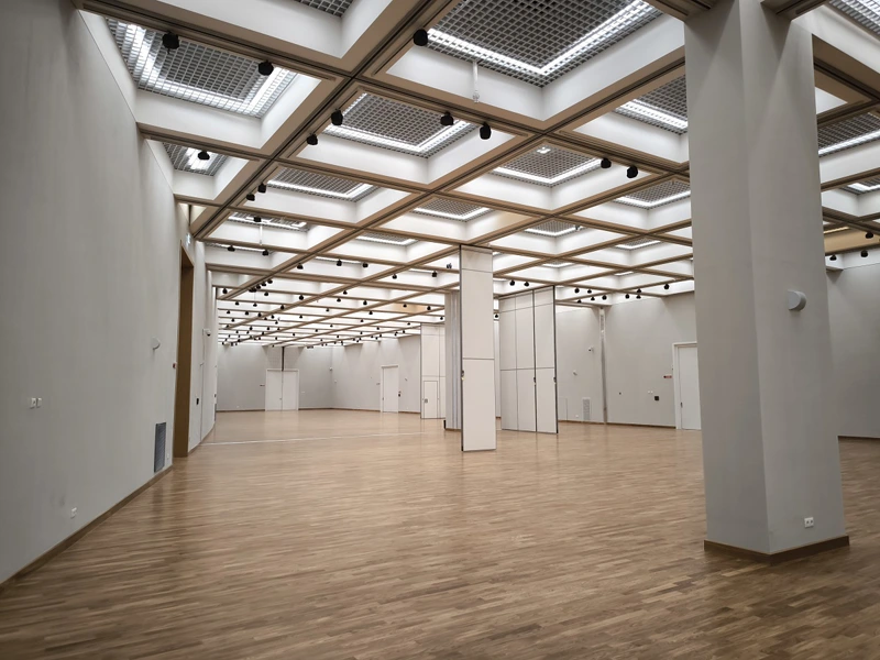 Трансформируемые перегородки выставочных залов, позволяющие зонировать пространство, делают его более функциональным
