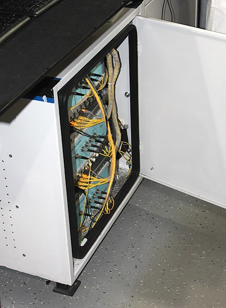 Шкаф производства компании «Электра», установленный в цеху по производству роутеров Шкаф производства компании «Электра», установленный в цеху по производству роутеров