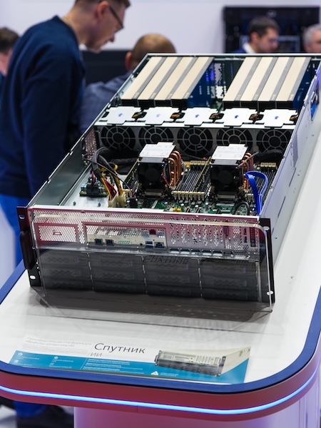 Сервер имеет восемь слотов для видеокарт