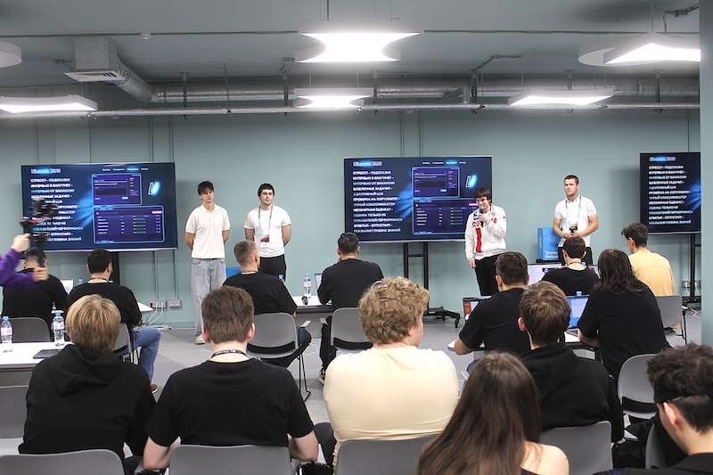 Участники хакатона для молодых ИТ-специалистов