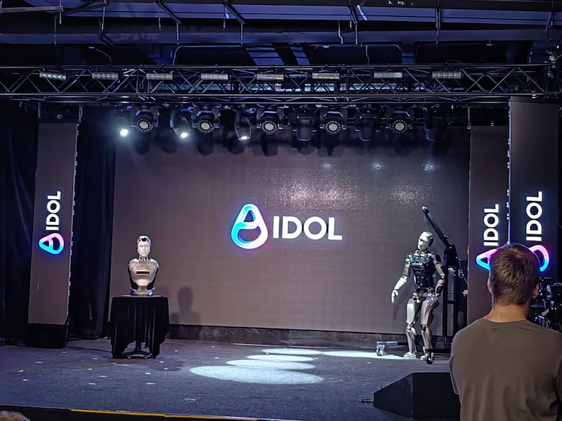 Презентация робота Idol увенчалось падением, но по сцене он все-таки прошагал