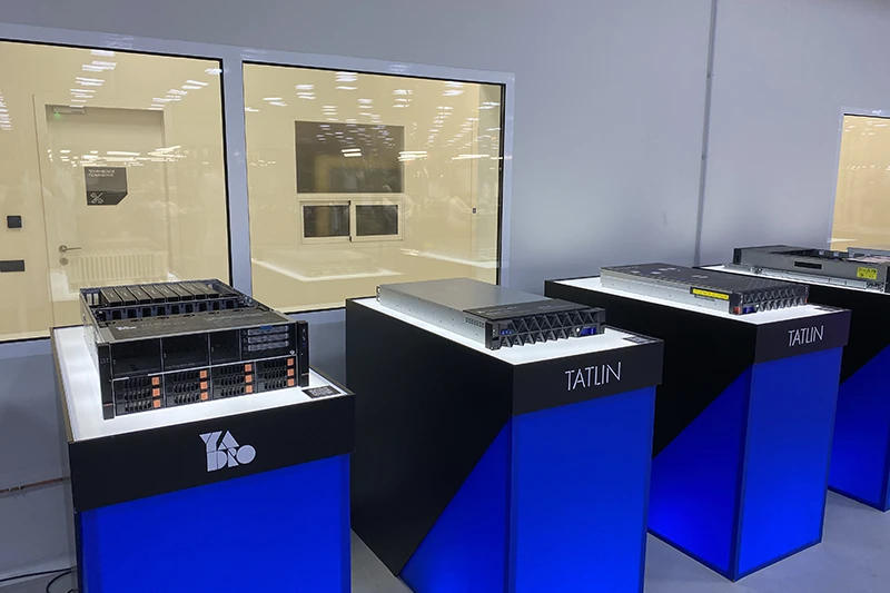 Примеры готовой продукции YADRO: СХД и серверы