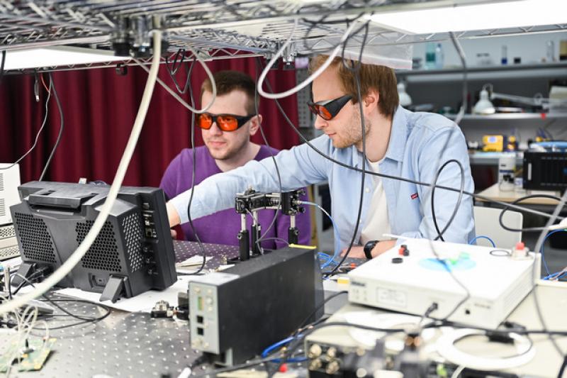 Ключ к безопасности: учёные усилили квантовую криптографию с помощью нейросети