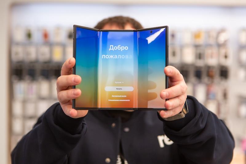 Тройной смартфон Samsung за 500 тыс. руб. поставили в Россию ограниченной партией