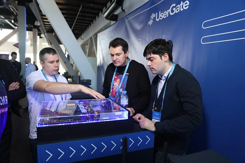 Директор по аппаратной разработке UserGate Сергей Чарынцев (слева)