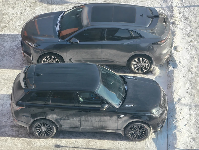 Съемка с 12-го этажа: на машине четко видны буквы (и каждая пылинка) 