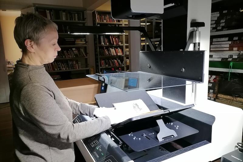 Сканер ЭЛАР оцифрует церковный Устав XVII века и Елизаветинскую Библию в старейшем музее Сибири