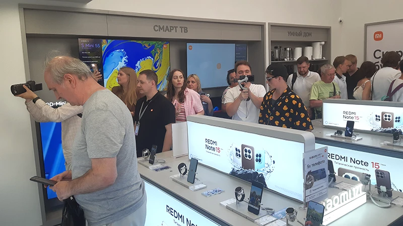 Первые посетители нового флагманского магазина Xiaomi Первые посетители нового флагманского магазина Xiaomi