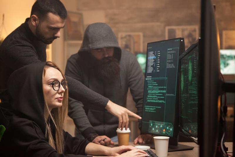 Хакеры ломают интернет-магазины через критическую дыру Adobe, которую только начали закрывать