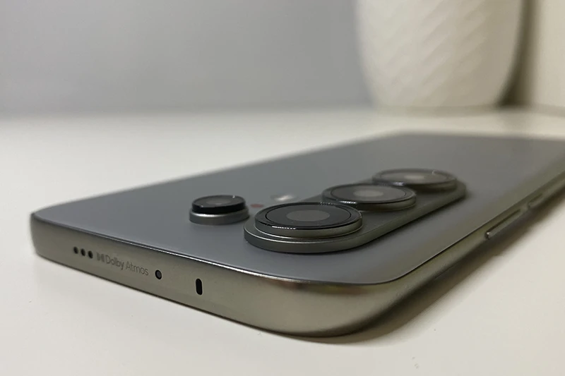 Tecno Camon 50 Ultra 5G оснащен стереодинамиками