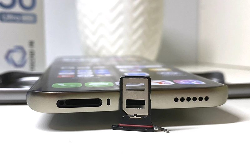 Слот для двух NanoSIM. А вот SD-карта не поддерживается