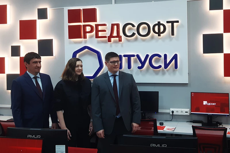 Рустам Рустамов (РЕД СОФТ), Анастасия Казанцева (Минцифры России) и Сергей Ерохин (МТУСИ) (слева направо) Рустам Рустамов (РЕД СОФТ), Анастасия Казанцева (Минцифры России) и Сергей Ерохин (МТУСИ) (слева направо)