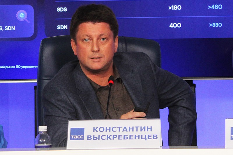 Константин Выскребенцев отметил, что некоторые компании в ходе импортозамещения закупают отечественные продукты, но они ставятся на полку и дело до их внедрения не доходит.