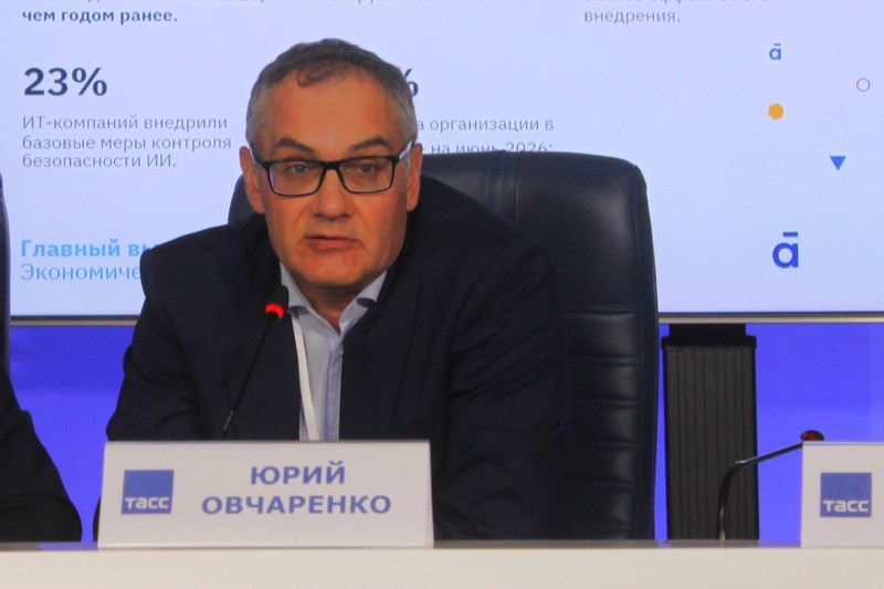 По мнению Юрия Овчаренко, полностью доверять ИИ нельзя, и в цепочке всегда должен присутствовать человек.